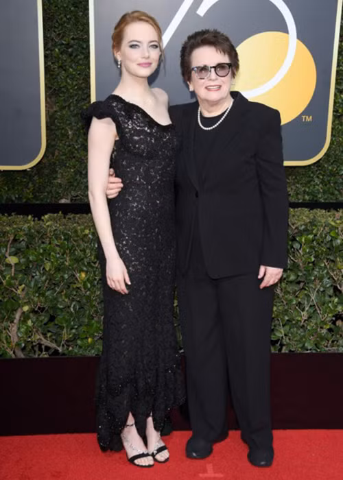 Emma Stone (trái) rạng rỡ bên cựu tay vợt Billie Jean King.