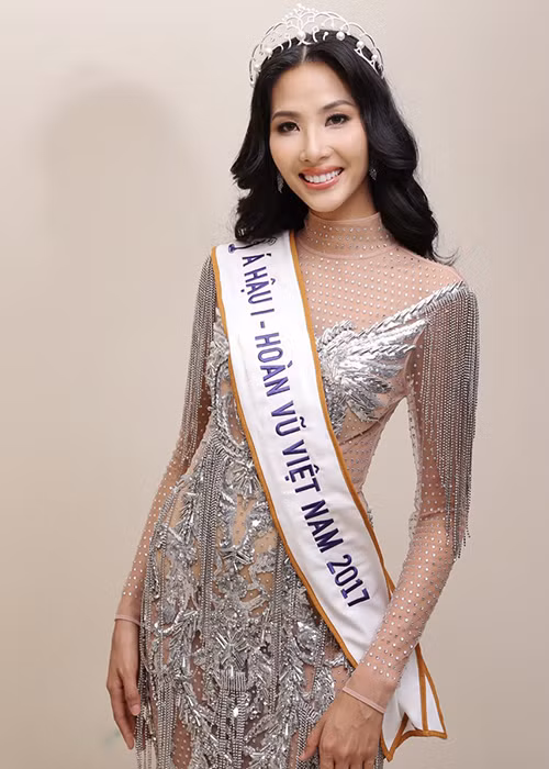 Hoàng Thùy vừa đoạt ngôi vị á hậu 1 cuộc thi Hoa hậu Hoàn vũ Việt Nam 2017. Ảnh: BTC
