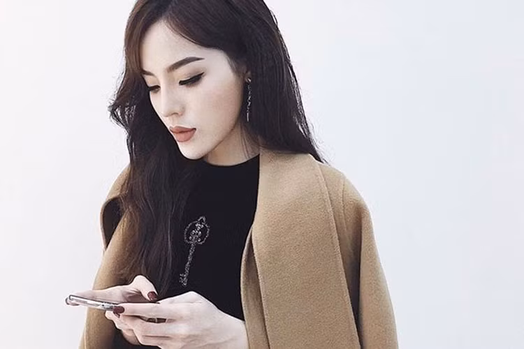 Hoa hậu Kỳ Duyên tâm sự: “Đẹp đôi khi cũng buồn”.