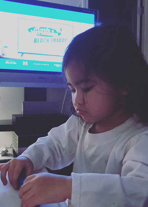 Trên trang cá nhân, Kim Hiền thường xuyên cập nhật hình ảnh con gái từ Mỹ với người hâm mộ.