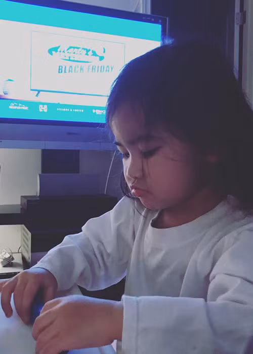 Trên trang cá nhân, Kim Hiền thường xuyên cập nhật hình ảnh con gái từ Mỹ với người hâm mộ.