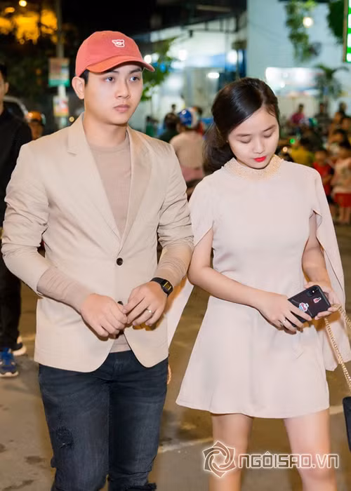 Hoài Lâm tới event cùng bạn gái.