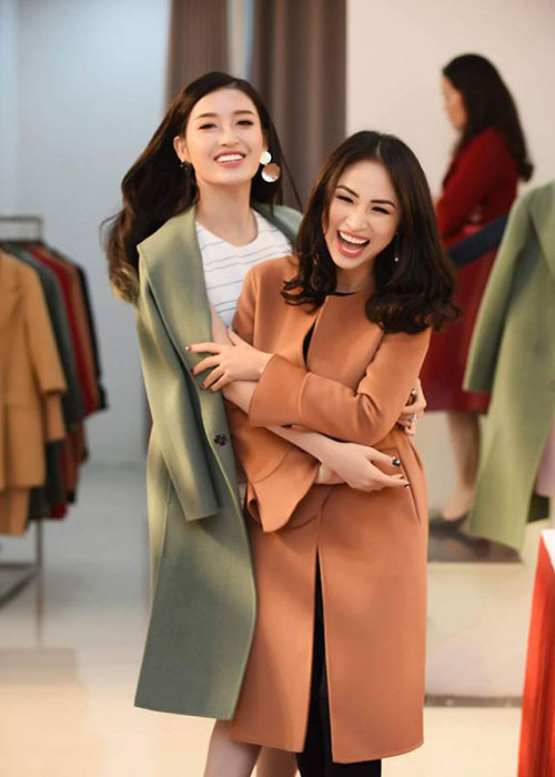 MC Vân Hugo và Á hậu Huyền My tươi rói bên nhau.