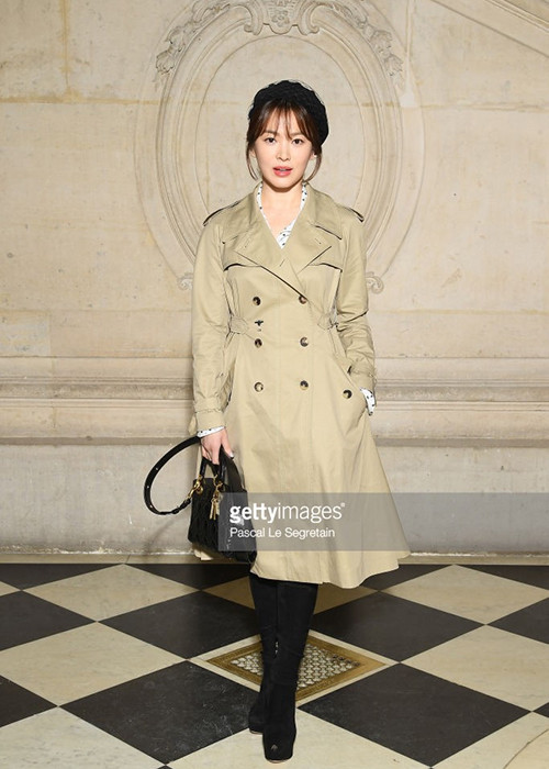 Nữ diễn viên không được đánh giá cao về phong cách thời trang khi xuất hiện. Bộ trang phục trông nhạt nhòa, không để lại nhiều ấn tượng khi kết hợp giữa áo khoác dáng dài tông màu be, boots cao cổ cùng sơ mi chấm bi sến sẩm. Chiếc mũ nồi cổ điển cũng khiến hình ảnh Song Hye Kyo trở nên rườm rà hơn những sao nữ khác có mặt tại đây.