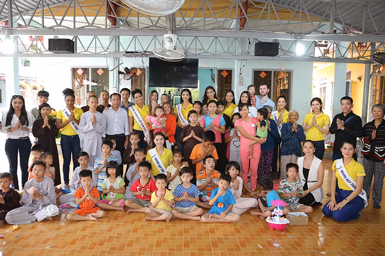 Kết thúc chuyến đi từ thiện, Hoa hậu H’hen Niê cùng hai á hậu sẽ tiếp tục có thêm nhiều hoạt động thiện nguyện khác.