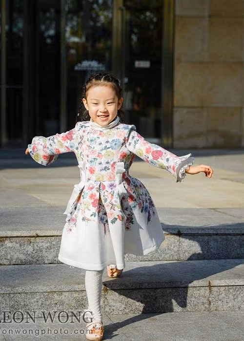 Bé Vân Hinh được yêu mến bởi vẻ dễ thương, đáng yêu cùng sự thông minh, hoạt bát.