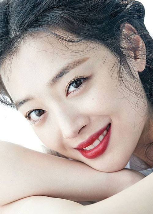Sulli là cựu thành viên nhóm F(x). Dù sự nghiệp ca hát xuống dốc nhưng cô luôn ở đỉnh cao nhan sắc.