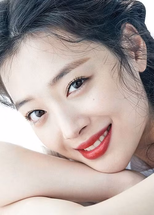 Sulli là cựu thành viên nhóm F(x). Dù sự nghiệp ca hát xuống dốc nhưng cô luôn ở đỉnh cao nhan sắc.