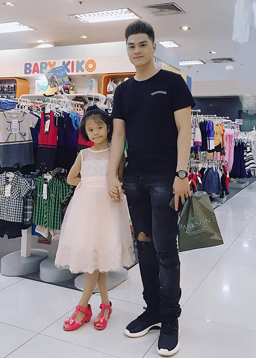 Lâm Vinh Hải đưa cô con gái đi mua sắm để mừng bé thêm một tuổi mới.