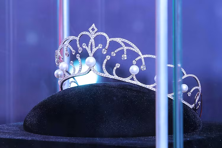 Giống như tân hoa hậu, 2 á hậu cũng nhận được giải thưởng tiền mặt và các quà tặng giá trị khác.