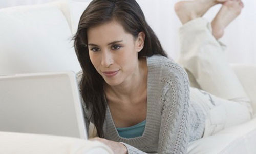 Vợ tôi tuyên bố có thể "cai" chuyện vợ chồng chứ không bỏ được Facebook (Ảnh minh họa IT)