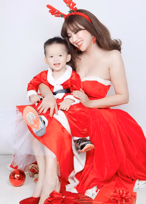 Hình ảnh Phi Thanh Vân và con trai diện trang phục tông đỏ đón Giáng sinh 2017.