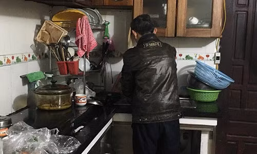 Vợ bị liệt, ông Thọ tự tay chăm sóc nhà cửa, nấu nướng. Ảnh: Thanh Hải