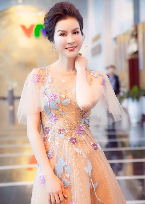 Trong buổi giao lưu, nữ MC đẹp thanh thoát trong trang phục của nhà thiết kế Hoàng Hải.