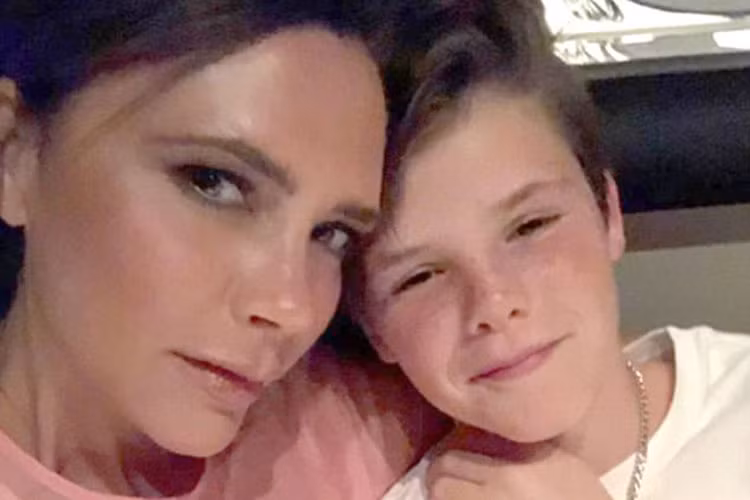 Victoria chia sẻ khoảnh khắc hạnh phúc bên cậu con trai Cruz.