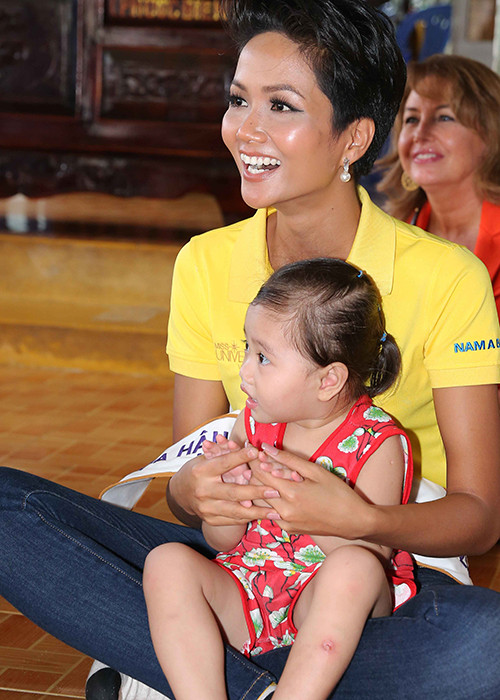 Tân Hoa hậu Hoàn vũ Việt Nam đã đến thăm chùa Thanh Sơn (Khánh Hòa), nơi cưu mang 47 trẻ em mồ côi và 11 người già neo đơn.