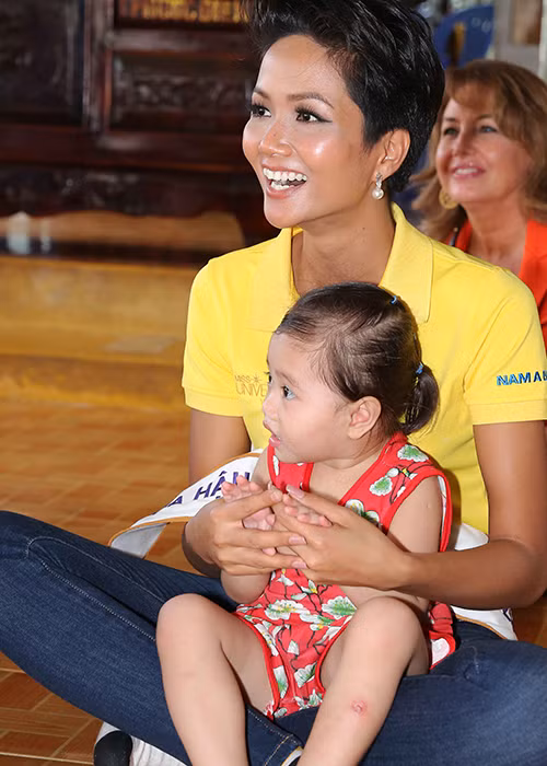 Tân Hoa hậu Hoàn vũ Việt Nam đã đến thăm chùa Thanh Sơn (Khánh Hòa), nơi cưu mang 47 trẻ em mồ côi và 11 người già neo đơn.