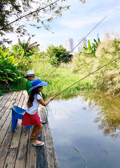 “Câu cá, thực tập đức tính khó nhất luôn, cho cả mẹ, chứ đừng nói là cho con: kiên nhẫn”, Hồng Nhung chú thích cho bức ảnh cậu con trai và cô con gái đang câu cá.