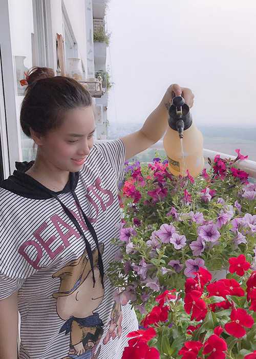 Hải Băng chăm sóc vườn hoa nhỏ trên sân thượng là một trong những tin tức sao Việt trong ngày 24/1.