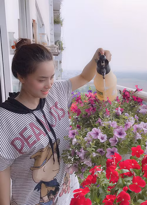 Hải Băng chăm sóc vườn hoa nhỏ trên sân thượng là một trong những tin tức sao Việt trong ngày 24/1.
