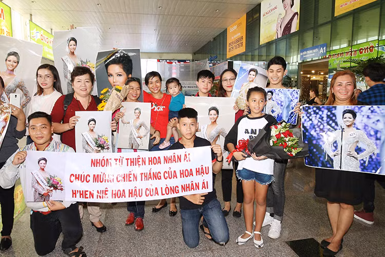 Tại sân bay, người hâm mộ H’hen Niê đã có mặt từ sớm để chào đón thần tượng của mình.