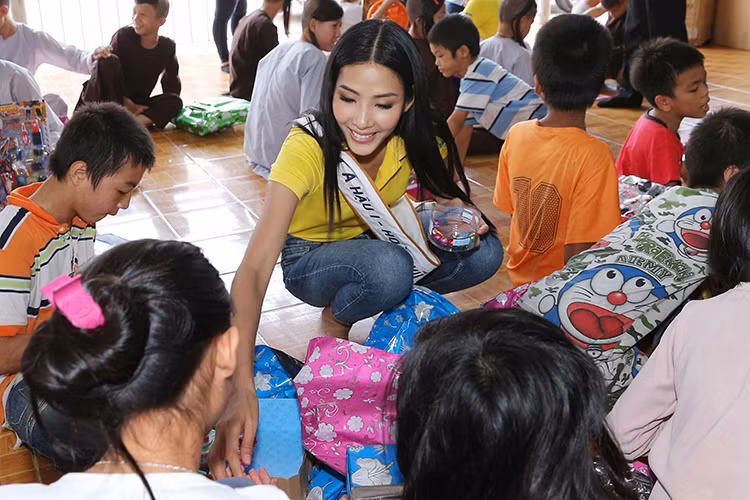 Chuyến đi còn có sự tham gia của 2 á hậu Hoàng Thùy (trong ảnh), Mâu Thủy và các người đẹp chiến thắng giải thưởng phụ: Ngọc Nữ, Ngọc Anh, Mỹ Duyên, Cẩm Tiên.