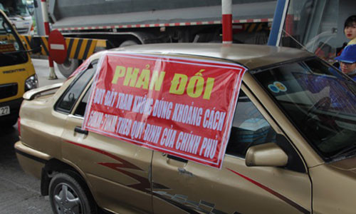 Ô tô mang biển số 65A-024.36 treo băng rôn phản đối thu phí tại BOT Cần Thơ - Phụng Hiệp.