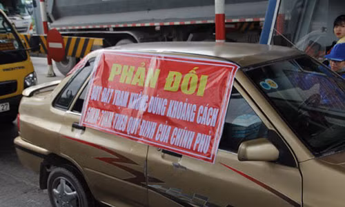Ô tô mang biển số 65A-024.36 treo băng rôn phản đối thu phí tại BOT Cần Thơ - Phụng Hiệp.