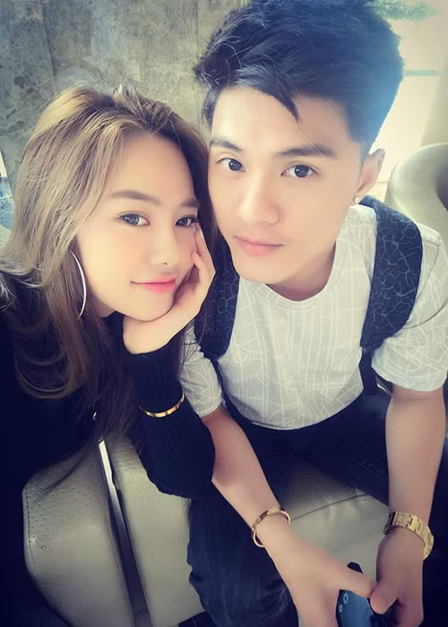 Linh Chi khoe khoảnh khắc bên Lâm Vinh Hải kèm dòng chú thích đầy ngọt ngào: “Sắp hết ngày thứ 7 cuối cùng của năm 2017 rùi đôi bạn tri kỷ đưa nhau đi trốn”.