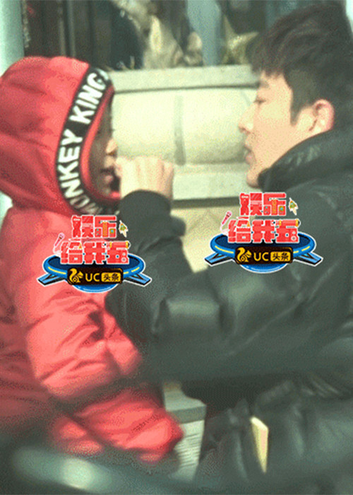 Giả Nãi Lượng ân cần chăm sóc bé Điềm Hinh từng chút một.