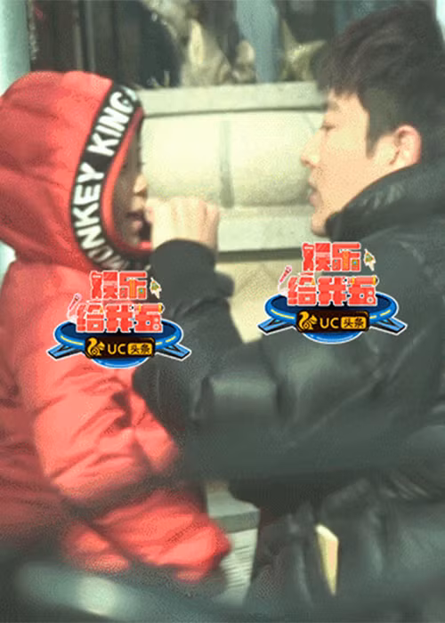 Giả Nãi Lượng ân cần chăm sóc bé Điềm Hinh từng chút một.