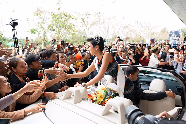 Hoa hậu H'Hen Niê đội vương miện và diện trang phục dân tộc Ê-Đê khi trở về quê.