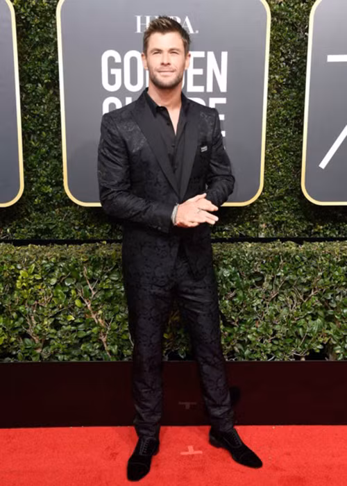 Chris Hemsworth lịch lãm trong trang phục vest tông đen ủng hộ chiến dịch Time's Up.