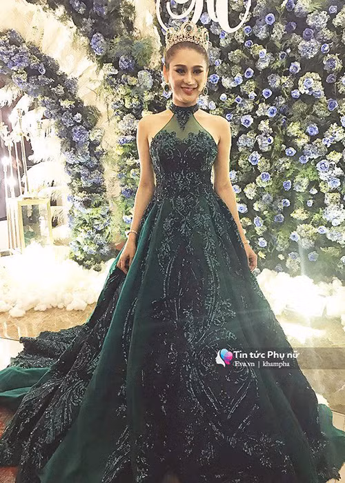 Nữ ca sĩ chuyển giới thay chiếc váy màu xanh lộng lẫy khi ra tiếp đón các khách mời. Ảnh: Khám phá