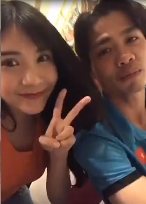 Thanh Bi “Người phán xử” livestream trò chuyện cùng các cầu thủ của U23 Việt Nam như: Bùi Tiến Dũng, Công Phượng...Ảnh: FBNV