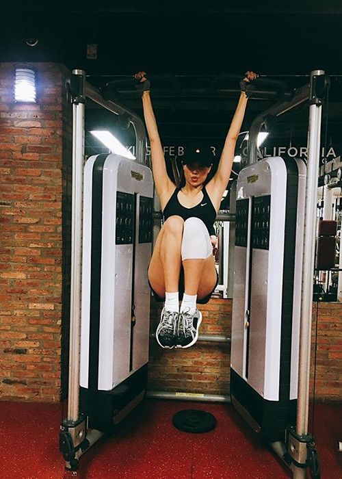 Phạm Hương miệt mài tập luyện để giữ vóc dáng là một trong những tin tức sao Việt trong ngày 12/1.