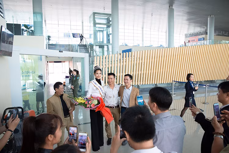 Đại diện Sở Văn Hóa – Du lịch tỉnh Thanh Hóa cũng có mặt ở sân bay, trao tặng hoa cho Hoàng Thùy.