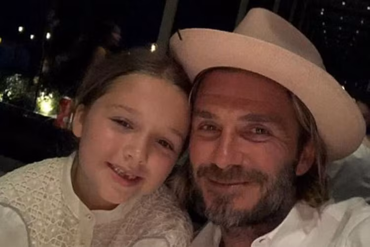 David chia sẻ hình ảnh bên con gái Harper khi đón năm mới. Từ khi chào đời, cô nhóc quấn quýt không rời bố.