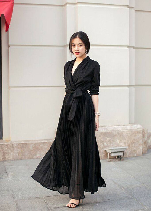 Hoàng Thùy Linh diện cây đen dạo phố.