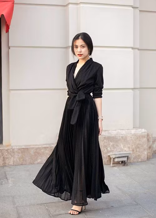 Hoàng Thùy Linh diện cây đen dạo phố.