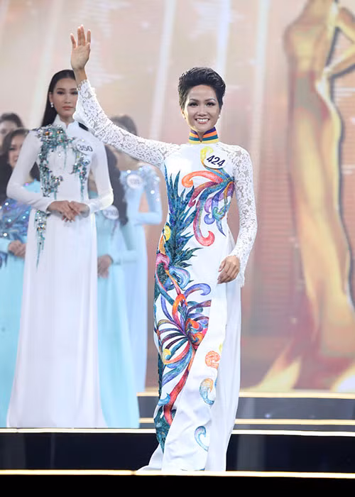 H’Hen Niê duyên dáng trong trang phục áo dài trong chung kết Hoa hậu Hoàn vũ Việt Nam 2017.