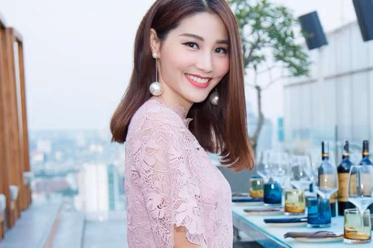 Diễm My mừng cho chiến thắng của U23 Việt Nam: “Hoan hô Việt Nam. Chúc mừng U23 Việt Nam”.