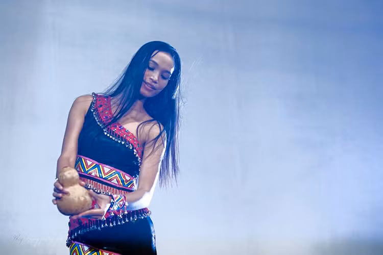 H'Ăng Niê bằng tuổi H’Hen Niê. Cả hai cùng sinh năm 1992 và đều là người đẹp Ê-Đê.