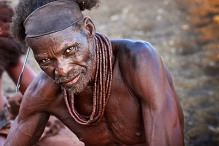 Nhiếp ảnh gia người Ireland Trevor Cole đã tới đây để tìm hiểu cuộc sống và văn hóa của người Himba. Anh cho biết: “Tôi thích sự đơn giản và hài hòa giữa các nhóm bộ tộc. Họ sống đơn giản, làm việc cùng nhau và dễ dàng thích nghi với môi trường sống. Họ có quyền tự quyết định tương lai của mình mà không phải tiếp thu bất kỳ nền văn minh nào khác".