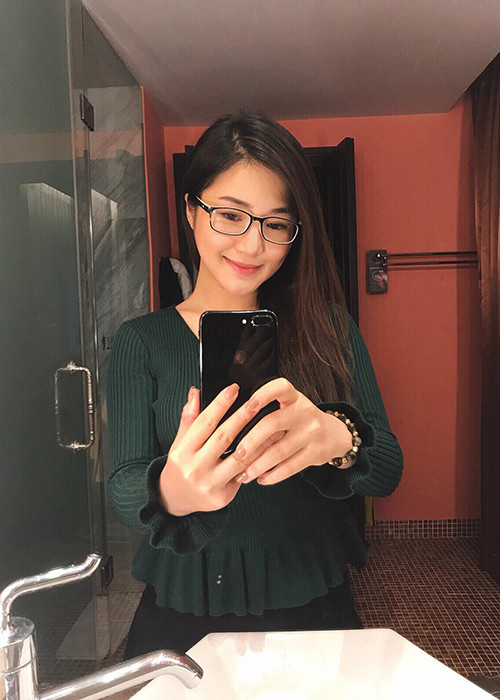 Hương Tràm cập nhật tình trạng sức khỏe của mình: “Vẫn mắt to mắt nhỏ nhưng đã tươi hơn rồi ạ”.