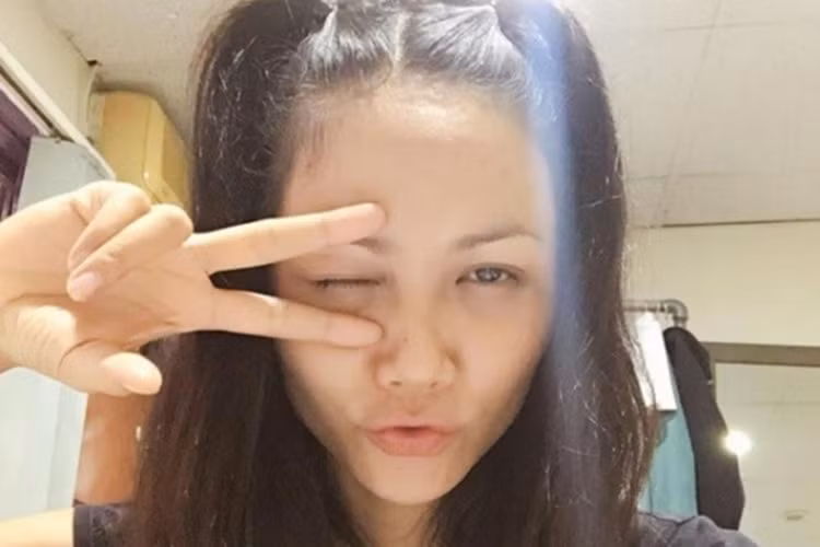 Khoảnh khắc nhí nhảnh khi bỏ lớp son phấn của H'hen Niê khiến nhiều người thích thú. Ảnh: Giadinhvietnam