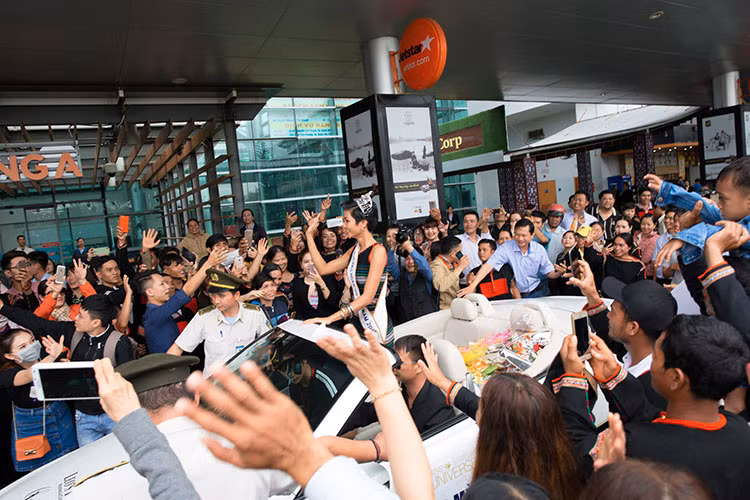 Ban lãnh đạo chính quyền tỉnh Đắk Lắk, bố mẹ, người thân và người dân quê nhà đón H'Hen Niê tại sân bay.