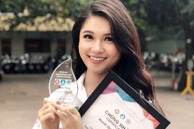 Á hậu Thùy Dung tâm sự: “Khuôn mặt ngờ nghệch của con bé sau 4 năm học mẫu giáo lần đầu được nhận phiếu bé ngoan”.