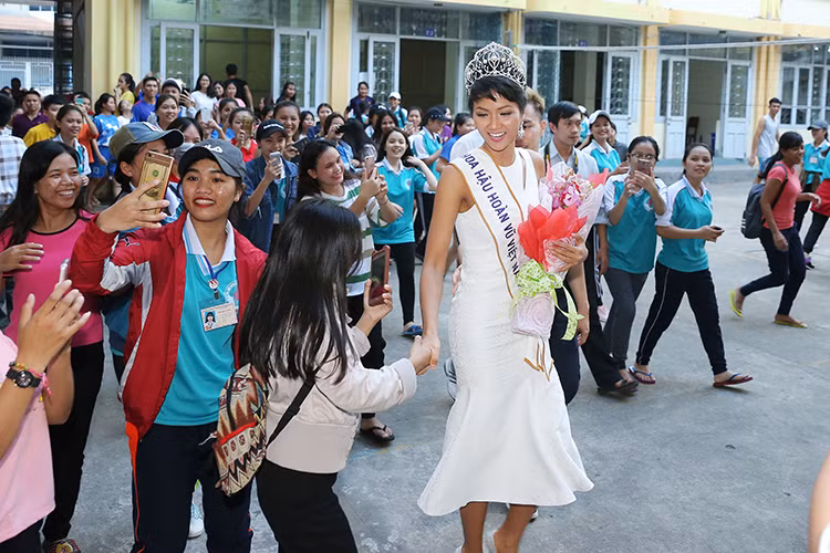 Trường Dự bị Đại học Dân tộc Trung ương Nha Trang cũng chính là nơi đầu tiên H’hen Niê đến sau khi rời quê hương Đắk Lắk để đi tìm giấc mơ của bản thân.
