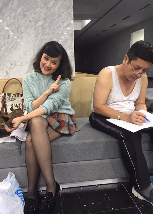 Nghệ sĩ Chí Trung chú tâm vào kịch bản trong khi Vân Dung tươi rói lúc nghỉ giải lao.